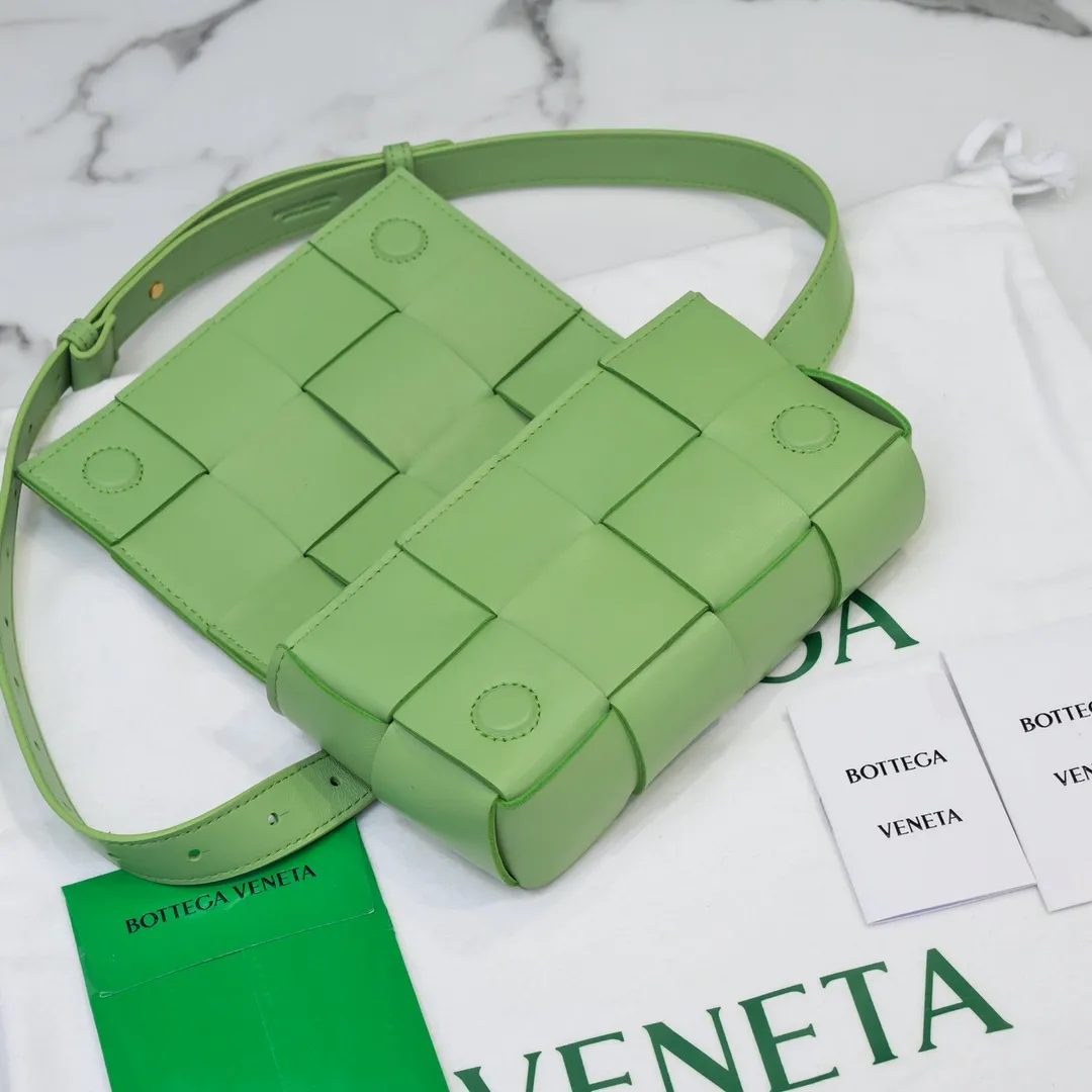 #𝐓𝐇𝐄 𝐁𝐄𝐋𝐓 𝐂𝐀𝐒𝐒𝐄𝐓𝐓𝐄 Checkered waist bag🔻 The hot cassette has a new style. The lambskin material is very light and has the same high-grade touch as always. It can be used as a handbag, waist bag, crossbody, or shoulder bag. Small and exquisite but very easy to use, it is stress-free to install iPhone plus, 💄lipstick 🕶️sunglasses! It continues the square shape of the cassette bag and does not deform after loading. It has a very concave shape! 【6815#】 Size: 17.5*9.5*5cm